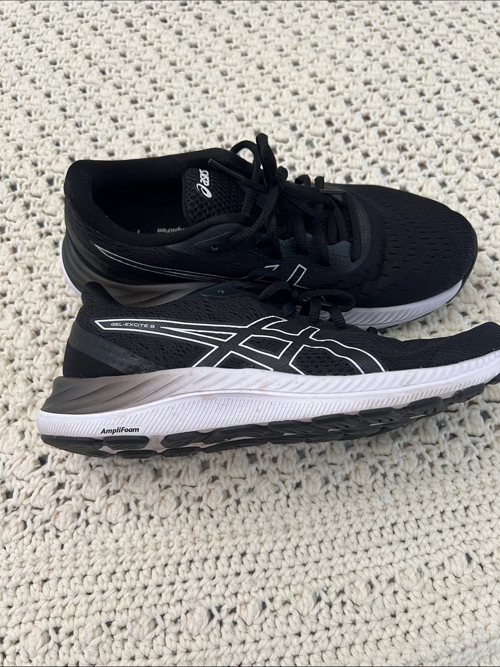 ASICS gel-excite8 women’s Black and White running shoes EUC size 8.5 - Picture 2 of 5